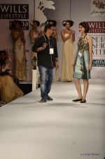 Model walk the ramp for Paras and Shalini Show at Wills Lifestyle India Fashion Week 2012 day 1 on 6th Oct 2012 (32).JPG